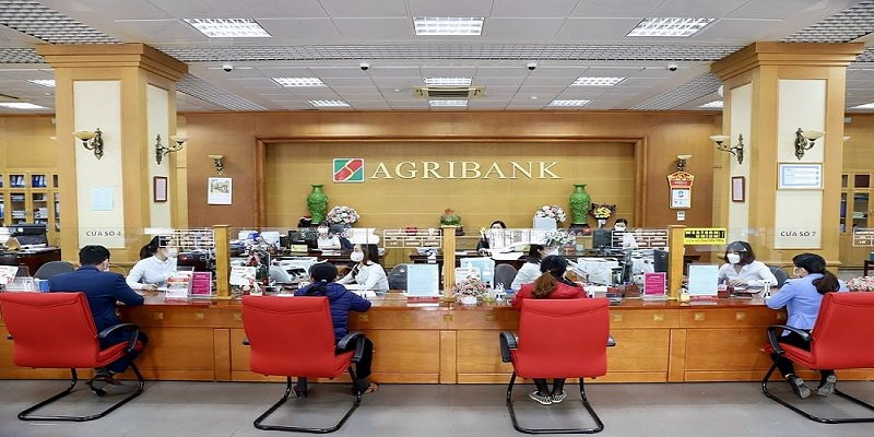 Đến quầy giao dịch gần nhất để nhân viên hỗ trợ mở thẻ tín dụng Agribank